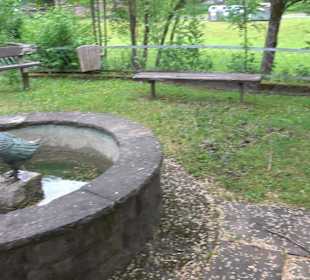 Taubenbrunnen bei der Kirche