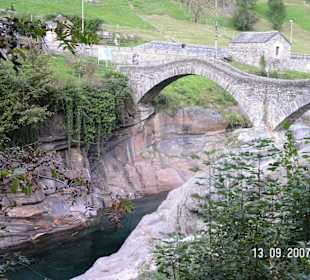 Eine schöne alte Brücke im Val Versacascatal