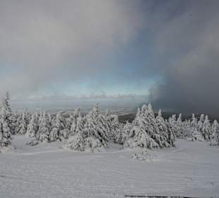 Blick vom Brocken durch Wolken