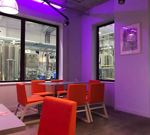 Taproom mit Blick in die Brauerei