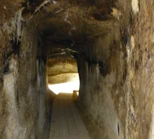 Durchgang im Obergeschoss zu einer Nebenhöhle