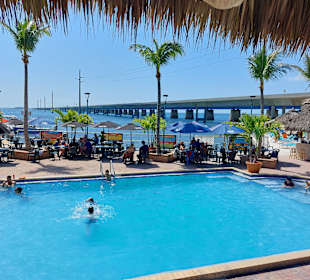 Blick auf Pool und Brücke