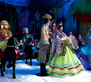 Tradycyjne figurki sprzedawane obok grobowca