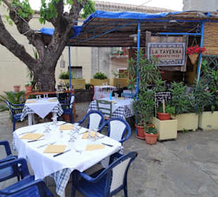 Sitzplätze auf dem Platz vor der Taverne