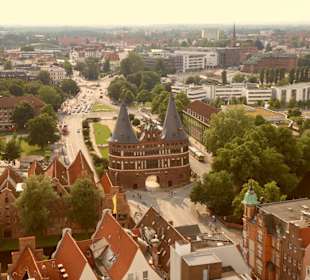 Abendlicher Blick auf das Holstentor