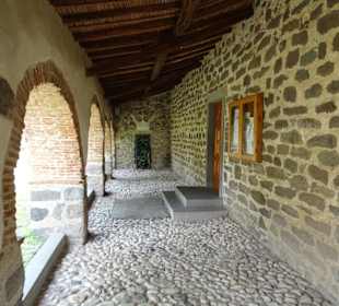 Die Säulenhalle als Ankunftsbereich der Pilger