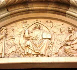 Über dem Eingangstor