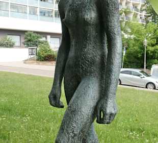 Plastik „Die Schreitende“ von Emerita Pansowovás