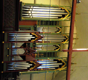 Orgel im Hintergrund