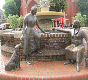 Sehr schöner Brunnen am Markt