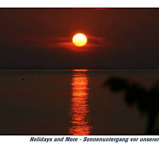 Holidays and More-Sonnenuntergang vor unserem Büro