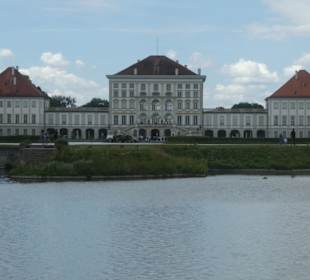 Über die Auffahrtsallee zum Schloss Nymphenburg