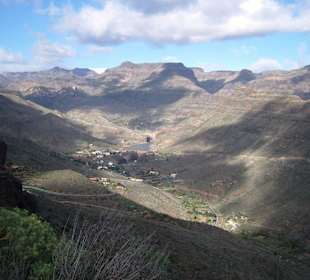 Die Ortschaft Ayagaures mit Stauseen