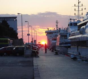 Sonnenuntergan am Hafen von Zadar