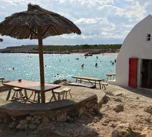 Cala Binibequer, Beach