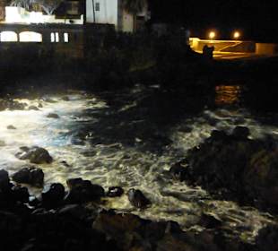 An der Strandpromenade San Telmo bei Nacht