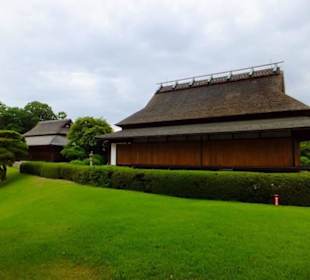 Historyczne zabudowania na terenie ogrodu.