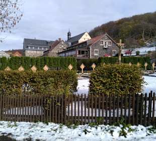 Kloster mit Friedhof