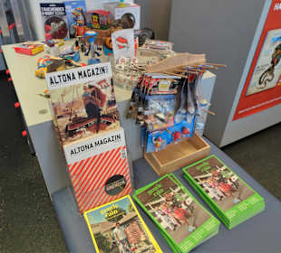 Im Museumsshop des Altonaer Museums