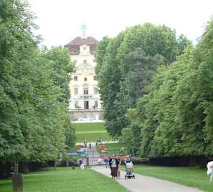 Residenzschloß von Favorite gesehen