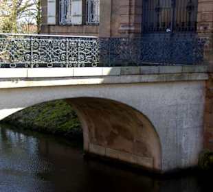 Die Brücke zum Haupthaus
