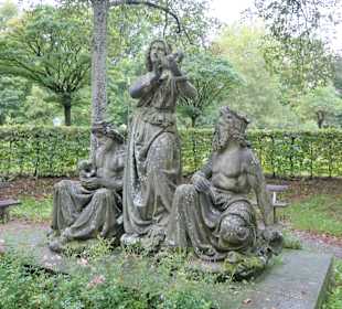 Figurengruppe mit Hygeia, Rákóczi und Pandur