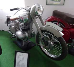 Alte Motorräder und Fahrräder