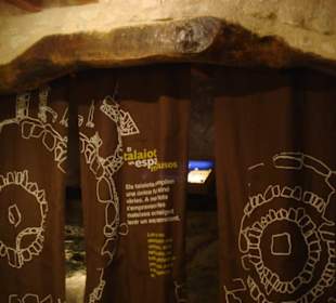 Hinter dem Vorhang kann man ein Video anschauen