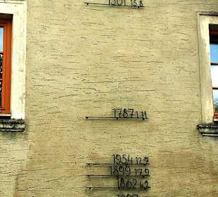 Überschwemmungspegel an Hausmauer