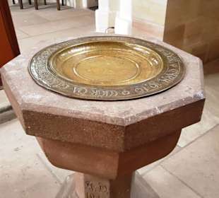 Taufbecken in der Kirche