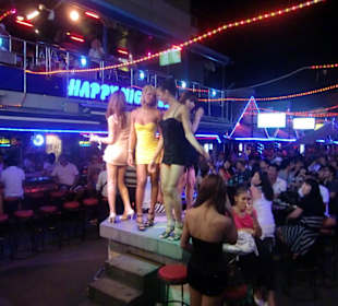 Heiße Mädchen werben um Besucher