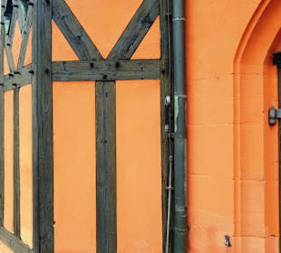 Fachwerkbau an der Kirche