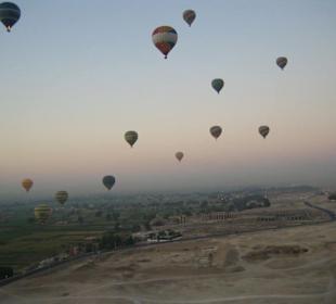 Heißluftballons über dem Tal der Könige