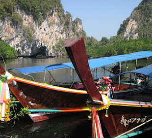 Grotte im Hintergrund