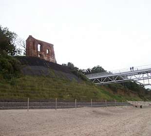 "Seebrücke" und Ruine oberhalb des Strandes