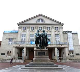 Nationaltheater mit Goethe- und Schiller-Statuen