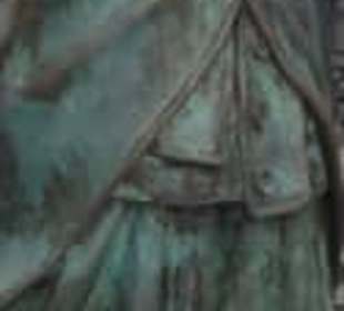Sich mit der CC Statue fotografieren lassen.