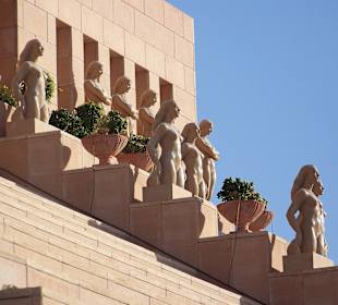 Palacio de Congresos - schody z rzeźbami.