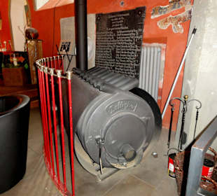 Ofen neben dem Altar
