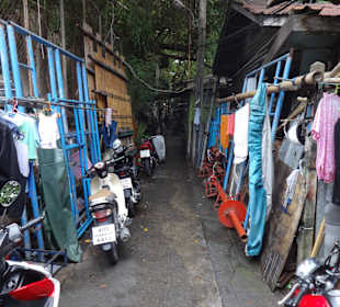 Durch enge Gassen abseits der Touristenpfade