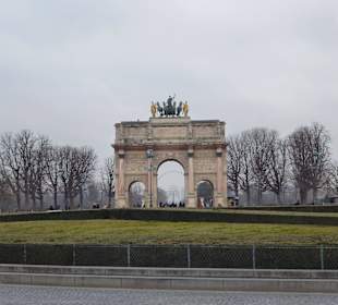 Łuk przed Luwrem