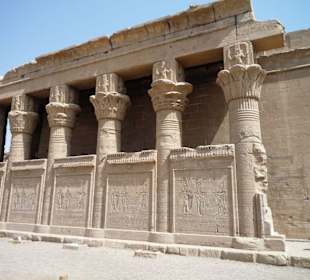 Außenansicht des Hathor-Tempels