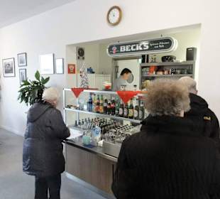 Gäste vor dem Bestell-Tresen der Anbiethalle