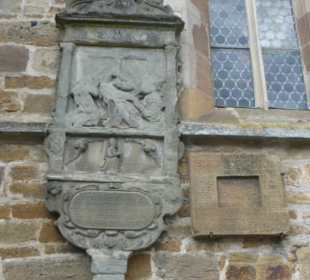An / vor der Außenmauer der Gerolzhöfer Kirche