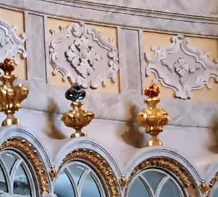 Im Inneren die Goldenen Kuppeln