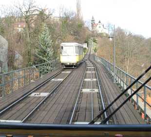 Über ein Brückenviadukt nach oben