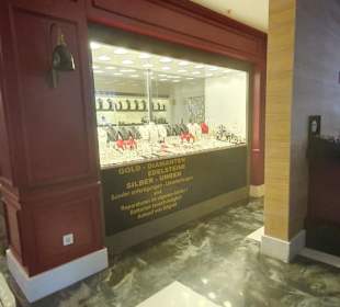 Das Schmuckgeschäft gleich neben der Bar