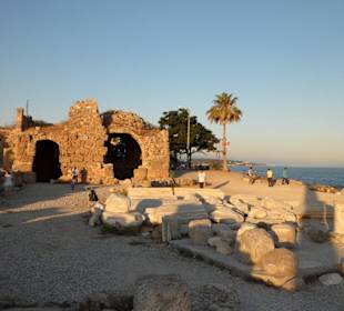 Trümmerteile am Fuße des Tempels