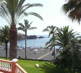 Toller Strand mit schwarzem Sand