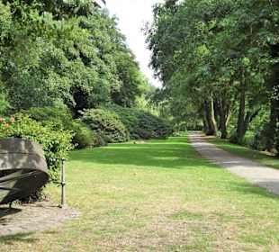 Spaziergang durch die sommerlichen Graftanlagen